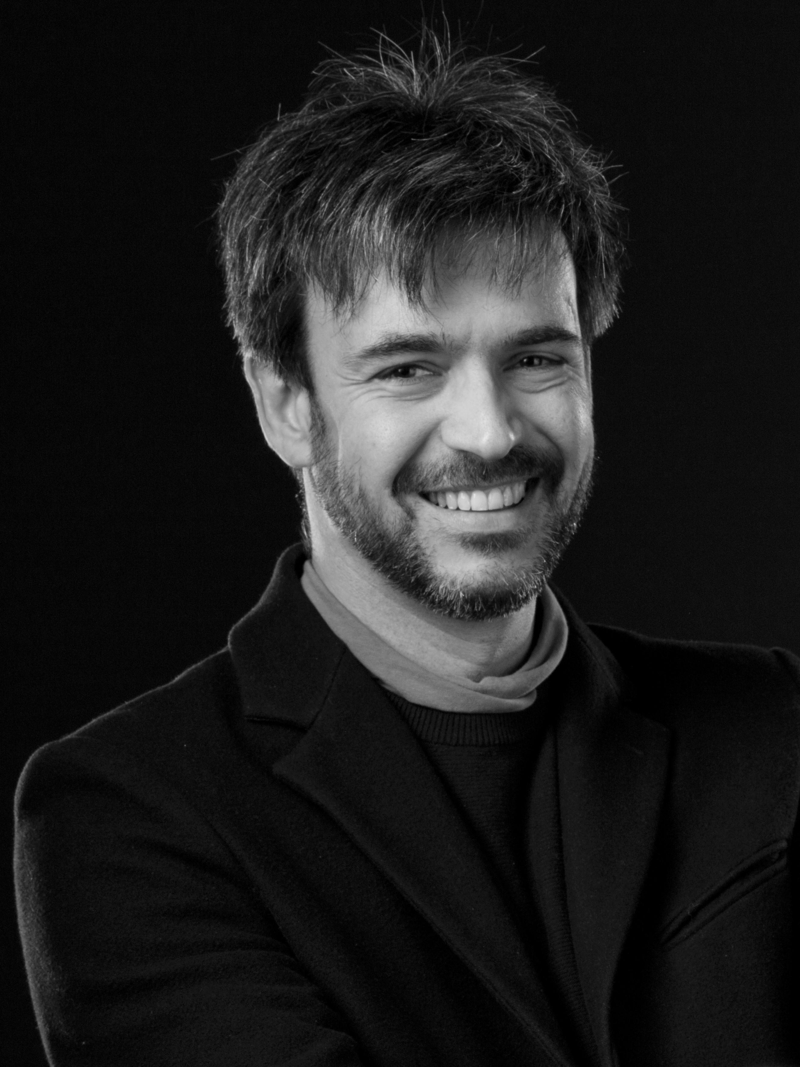 un sourire barbu, la main sur le coeur